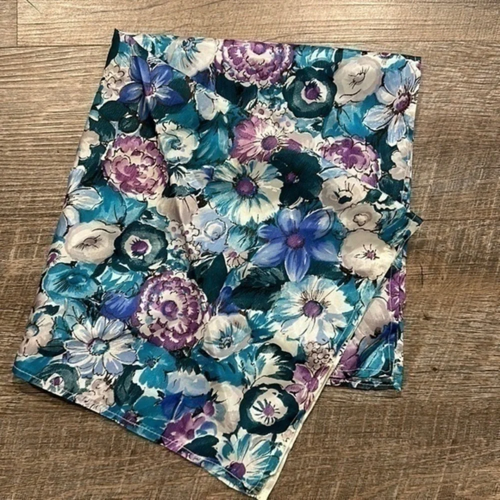 Handcrafted vintage floral blue/purple lightweight polyester scarf 22x21”